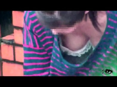 【SEX熟女動画】ユルユルの服を着た幼な妻が前屈みになったときに見えたオッパイが爆乳過ぎて即勃起www